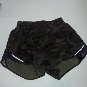 Lululemon Hotty Hot short 3” camo